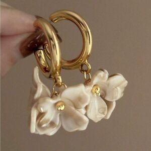 Elegant Gold Floral Earrings N1054